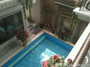 Kolam Renang yang Melengkapi Kemegahan Istana Bos First Travel