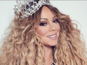 Pose Seksi Mariah Carey Pakai Tiara Karya Rinaldy Yunardi