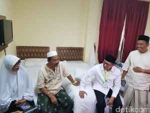 Jemaah Heboh Disambangi Menag Lukman di Hotel