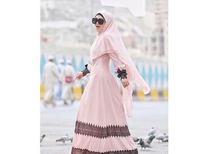 Foto: Gaya Manja Syahrini Saat Umrah Bersama First Travel