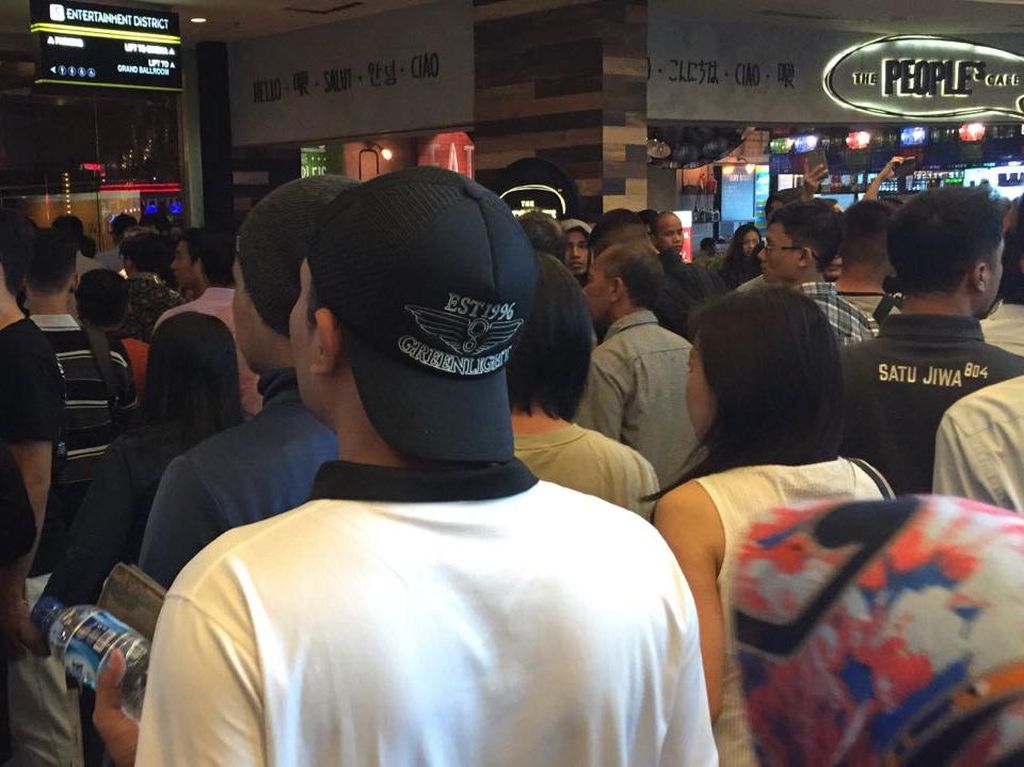 Video Kepadatan Pemburu Diskon Nike Saat Pintu Belum Dibuka Video Kepadatan Pemburu Diskon Nike Saat Pintu Belum Dibuka