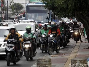 Larangan Motor Batal, Fokus Pemda Jaga Trotoar dari Pemotor Nakal Larangan Motor Batal, Fokus Pemda Jaga Trotoar dari Pemotor Nakal
