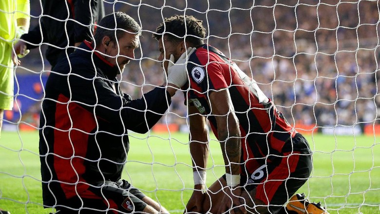 Lari Kencang, Bek Ini Halau Bola Masuk ke Gawang lalu Hantam Tiang Lari Kencang, Bek Ini Halau Bola Masuk ke Gawang lalu Hantam Tiang