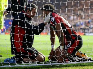 Lari Kencang, Bek Ini Halau Bola Masuk ke Gawang lalu Hantam Tiang