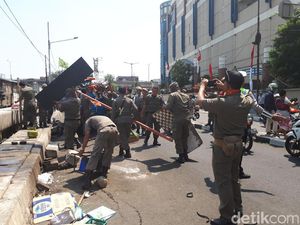 Satpol PP Tertibkan PKL di Trotoar Roxy