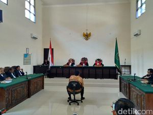 Dimas Kanjeng Divonis 2 Tahun Bui di Kasus Penipuan Dimas Kanjeng Divonis 2 Tahun Bui di Kasus Penipuan