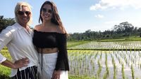 Foto: Seksinya Ashley Graham yang Sedang Liburan di Bali