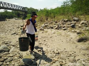 Kekeringan di Bekasi, Warga Jalan Sejauh 5 Km ke Sungai Cipamingkis