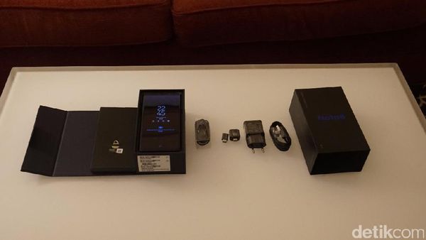 Membuka Kemasan Galaxy Note 8, Apa Saja Isinya?
