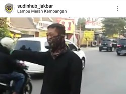 Terciduk! Lawan Arah, Pemotor Ini Dihukum Atur Lalu Lintas
