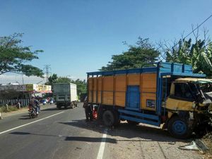 Rem Ngunci di Tengah Jalan, Mobil Patwal Disambar Truk