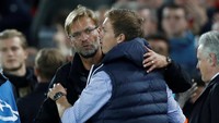 Meski larut dalam kegembiraan, Klopp tak lupa menyapa manajer Hoffenhiem, Julian Nagelsmann. Dia memberinya pelukan. (Foto: Carl Recine/Reuters)