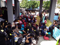 18 Bulan di Pengungsian, Korban Pergerakan Tanah Cisompet Garut Demo