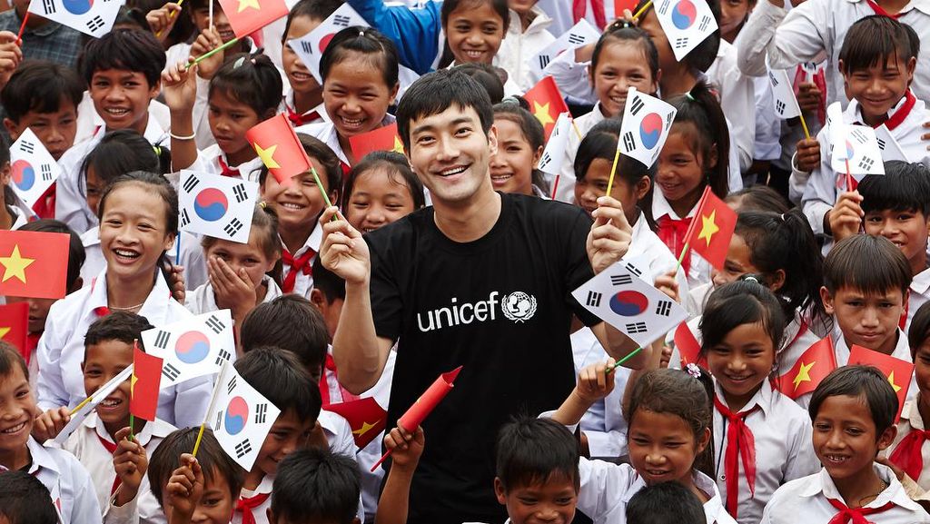 Foto Menyentuh Si Tampan Siwon Super Junior Main dengan Anak -anak Vietnam Foto Menyentuh Si Tampan Siwon Super Junior Main dengan Anak -anak Vietnam