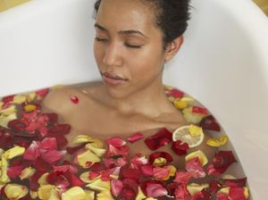 Mandi Kembang di Malam Jumat? Ada Lho Manfaat Kesehatannya