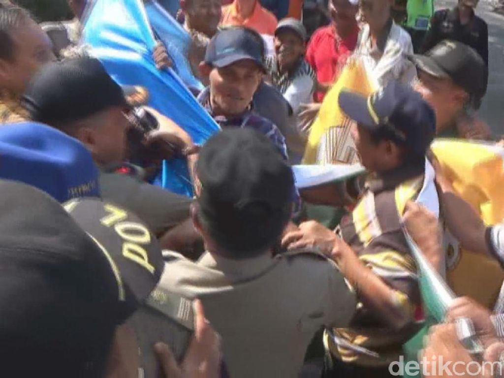 Demo Petani Tebu di Pabrik Gula Jombang Diwarnai Aksi Dorong Demo Petani Tebu di Pabrik Gula Jombang Diwarnai Aksi Dorong