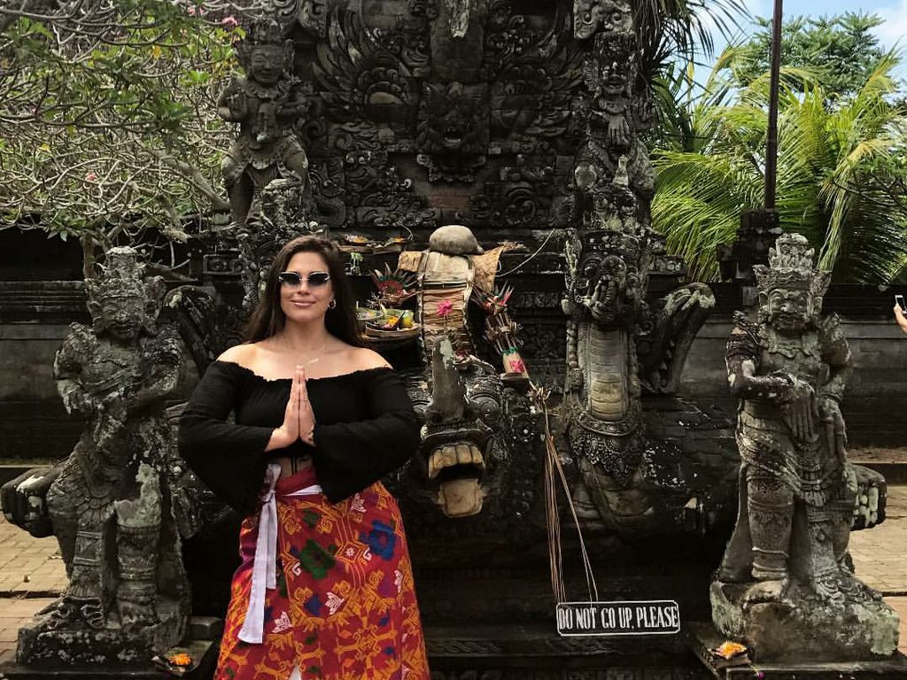 Sst! Model Seksi Ashley Graham Lagi Liburan di Bali