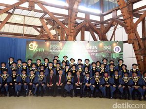 Tiga Menteri Jokowi Terima Penghargaan dari ITB Tiga Menteri Jokowi Terima Penghargaan dari ITB