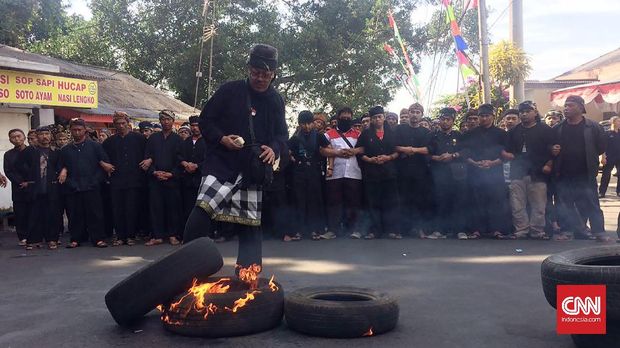 Rantai Manusia Wanita Sunda Wiwitan dan Polwan Berhadapan