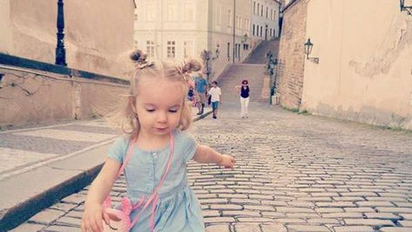 Foto: Gaya Menggemaskan si Kecil Saat Traveling