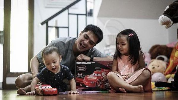 Foto: Aih, So Sweet! Saat Para Suami Membantu Istrinya