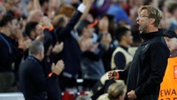 Klopp pun melakukan perayaan di hadapan para pendukung Liverpool. Klub Merseyside itu kembali ke kancah antarklu Eropa setelah absen di musim 2016/2017. (Foto: Phil Noble/Reuters)