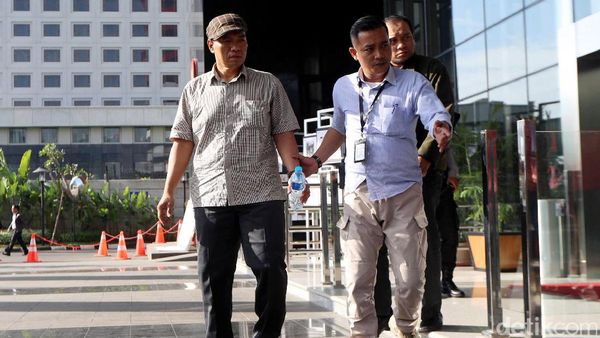 2 Terduga Pelaku OTT Pejabat Kemenhub Tiba di KPK