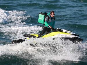 Keren, Ini Kurir Pakai Jet Ski