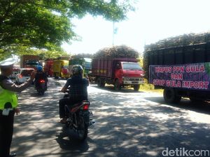 Tolak PPN Gula, Ratusan Truk Pengangkut Tebu Parkir di Pinggir Jalan Tolak PPN Gula, Ratusan Truk Pengangkut Tebu Parkir di Pinggir Jalan