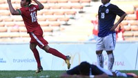 Pemain Timnas U-22 Ezra Walian (kiri) melakukan selebrasi usai mencetak gol pertama bagi Indonesia saat melawan Timnas U-22 Kamboja. Foto: AntaraFOTO/Sigid Kurniawan