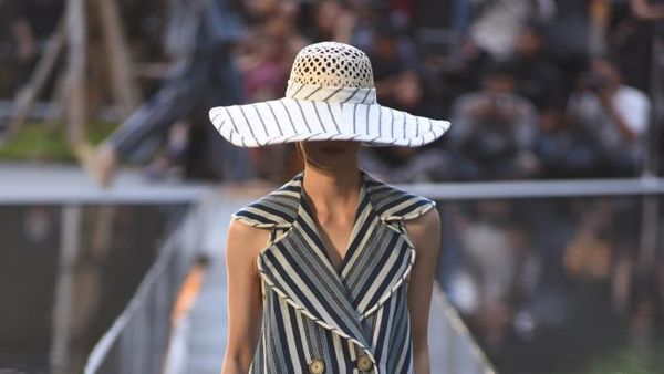 Foto: 20 Koleksi Busana Lurik Karya Edward Hutabarat