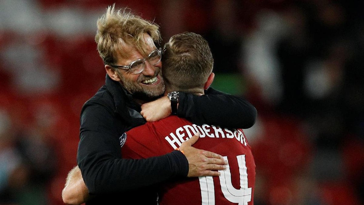 Juergen Klopp dan Jordan Henderosn beda pendapat soal UEFA Nations League (Phil Noble / Reuters)