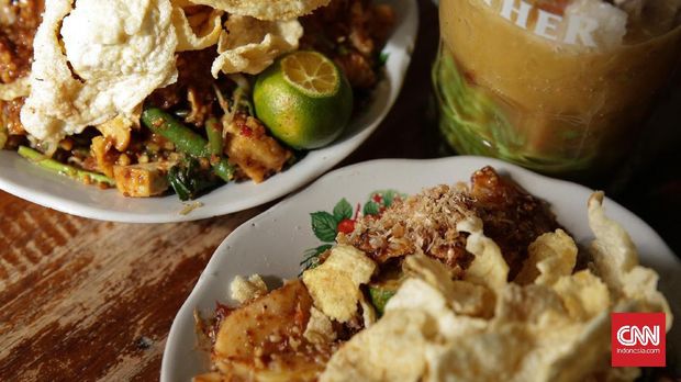 Ciri khas rujak ini terletak pada ebi dan kacang yang melimpah.