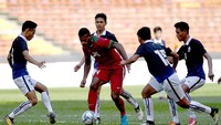Kalah jumlah pemain bikin Kamboja semakin tertekan di babak kedua. Setelah terus melancarkan tekanan, Garuda Muda akhirnya bisa memecah kebuntuan. Foto: AntaraFOTO/Sigid Kurniawan