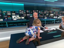 Momen Gemas Balita Naik ke Meja Presenter Berita Saat Siaran Langsung