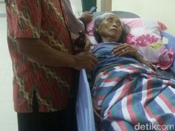 Nenek Wagiyem Diserang Monyet saat Memasak