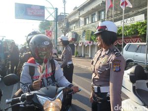 Polwan di Yogya Hadiahi Pengendara Tertib dengan Cokelat dan Bunga