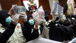 Foto: Ini Duit SGD, USD dan Euro Bukti Kasus Suap Dirjen Hubla