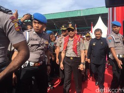 Kapolri Beri Bantuan ke Pengungsi Sinabung