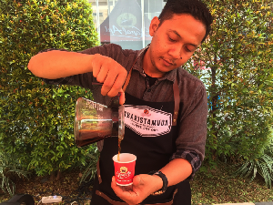 Makin Diminati, Barista Muda Sajikan Kopi dengan Cara Tak Biasa Makin Diminati, Barista Muda Sajikan Kopi dengan Cara Tak Biasa
