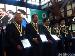 Menteri PUPR, Menpar dan Seskab Terima Penghargaan dari ITB