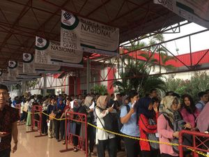 Penampakan Ratusan Orang Antre Cari Kerja di Kemayoran Penampakan Ratusan Orang Antre Cari Kerja di Kemayoran