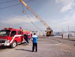 Tersangkut di Kabel Sutet, Crane Hangus Terbakar di Cilegon