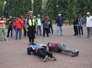 Priiit! Supeltas Telat Latihan Dihukum Push Up