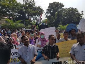 Pegawai Pemprov Banten Gelar Aksi Tuntut Peningkatan Upah