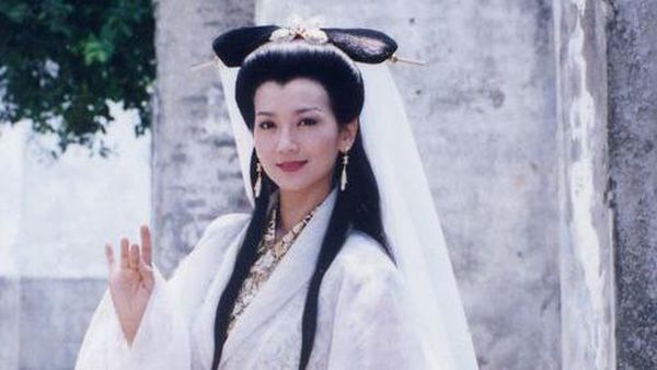 Foto: Angie Chiu Siluman Ular Putih, Cantiknya Tak Luntur di Usia 63