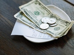 Pria Ini Tinggalkan Uang Tip Rp 28 Juta Untuk Para Pelayan Restoran