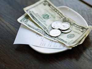 Pria Ini Tinggalkan Uang Tip Rp 28 Juta Untuk Para Pelayan Restoran Pria Ini Tinggalkan Uang Tip Rp 28 Juta Untuk Para Pelayan Restoran