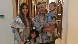 Lihat Bakat Anak, Nia Ramadhani Ajari Berbisnis