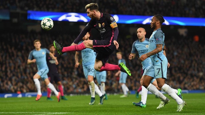 MANCHESTER, ENGLAND - NOVEMBER 01:  Lionel Messi of Barcelona (C) volleys the ball during the UEFA Champions League match between Manchester City FC and FC Barcelona at Etihad Stadium on November 1, 2016 in Manchester, England.  (Photo by Shaun Botterill/Getty Images)